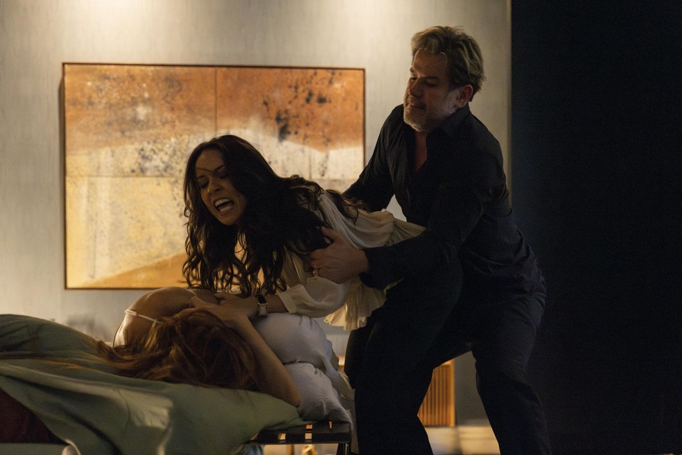 Ferette (Murilo Benício) e Arminda (Grazi Massafera) são flagrados por mas Zenilda (Andréia Horta) em 'Três Graças' — Foto: Fábio Rocha/Rede Globo