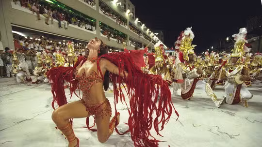 Viradouro presta homenagem a Luma de Oliveira com ato simbólico na Sapucaí