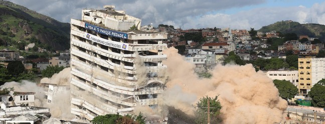 Implosão dos prédios na manhã deste domingo — Foto: Márcia Foletto/Agência O Globo