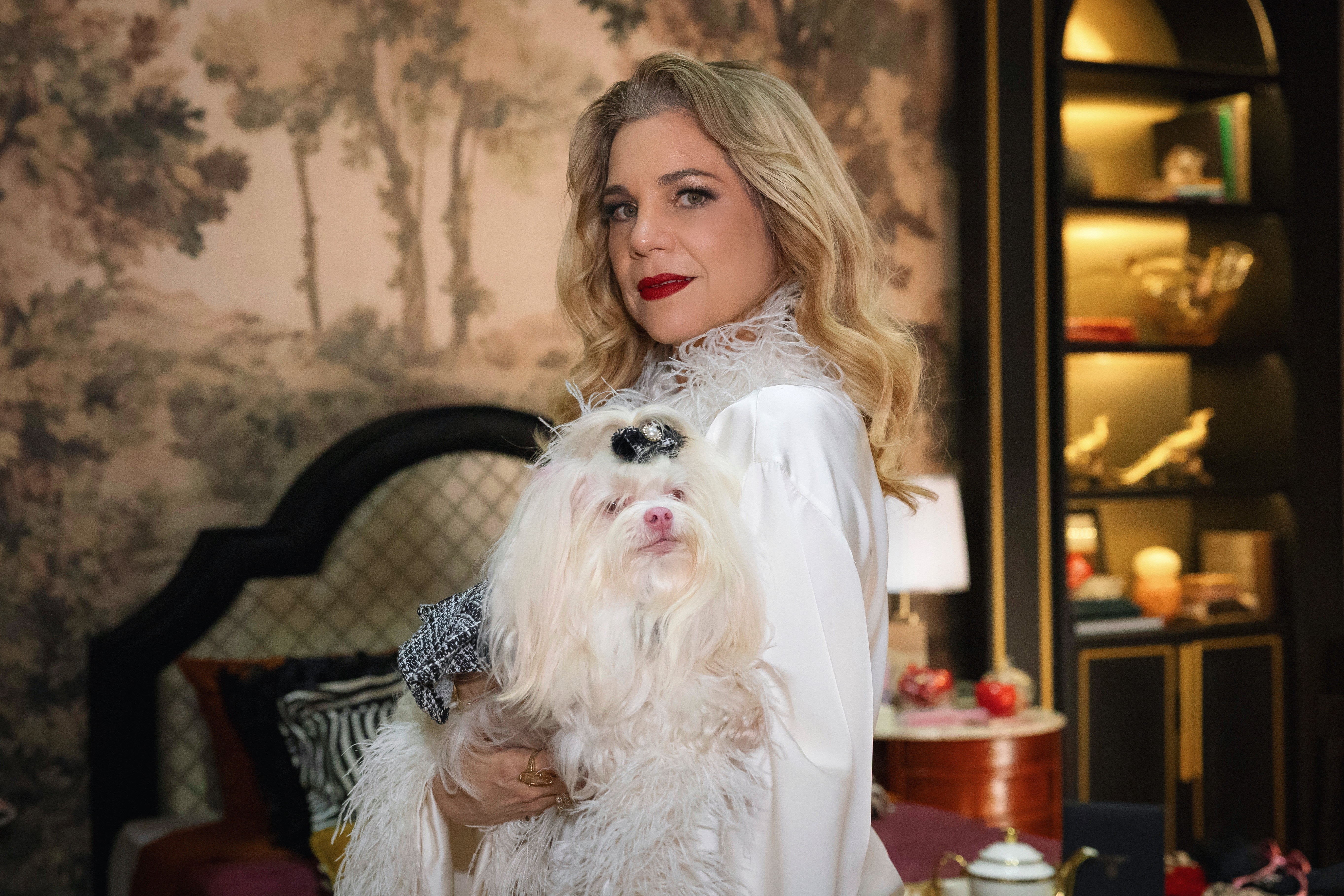 Isabel Teixeira mostra as diferenças entre ela e a Pilar de ‘Quem ama cuida’ em uma divertida entrevista dupla