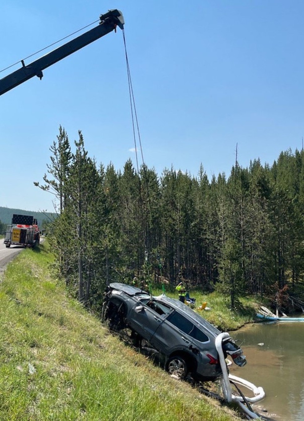 SUV &eacute; retirado de lago &aacute;cido em Yellowstone &mdash; Foto: Reprodu&ccedil;&atilde;o/National Park Service