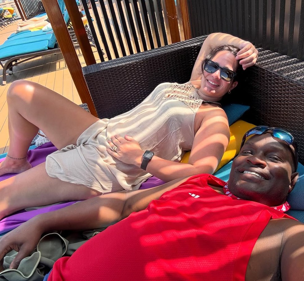 Viajando com os filhos, Jacaré ex-Tchan consegue 'tempinho' com a esposa — Foto: Reprodução/Instagram