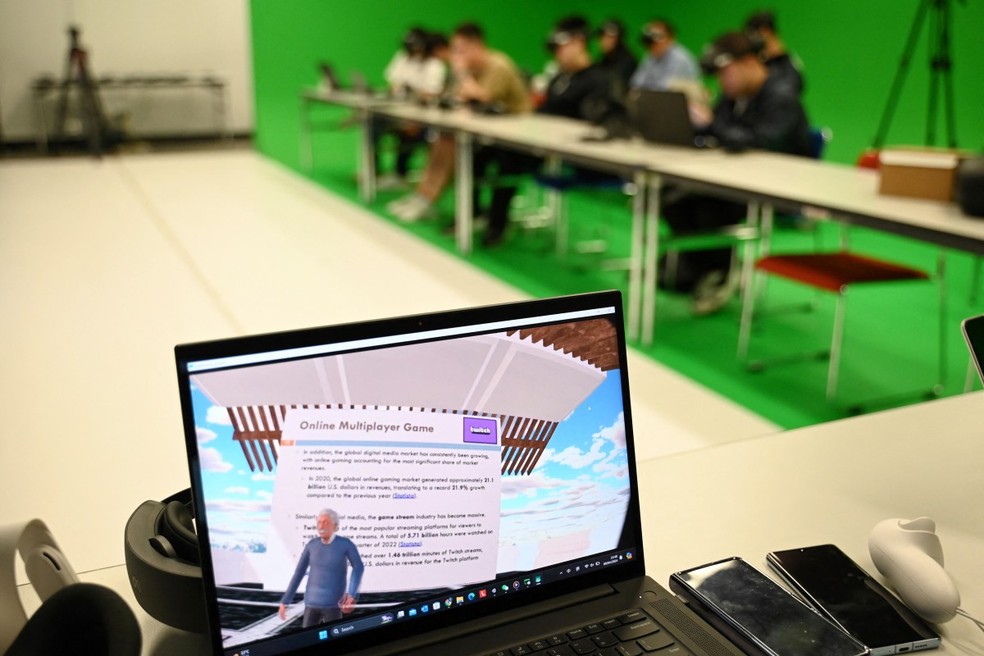 A tela de um laptop mostra a vis&atilde;o em primeira pessoa de quem assiste a uma aula sobre a teoria dos jogos com o avatar de Albert Einstein. &mdash; Foto: PETER PARQUES/AFP