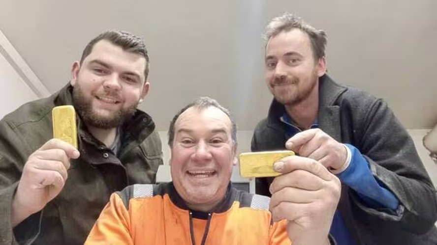 Funcionários de empresa de construção civil encontram duas barras de ouro em agência bancária que iriam  demolir