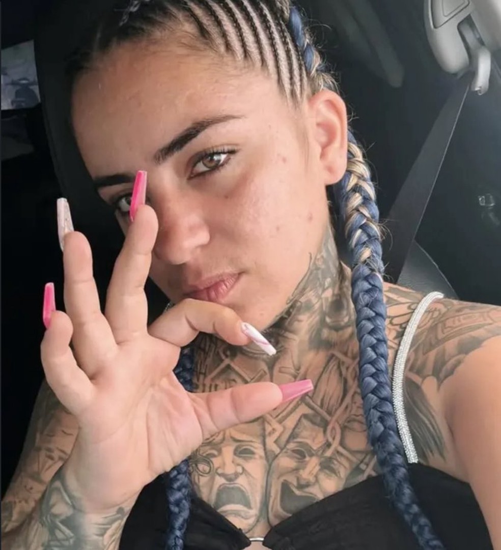 Eweline Passos Rodrigues, de 28 anos, conhecida como “Diaba Loira”, teria rompido com o CV e se aliado ao Terceiro Comando Puro (TCP). na foto, ela faz o sinal da facção. — Foto: Reprodução