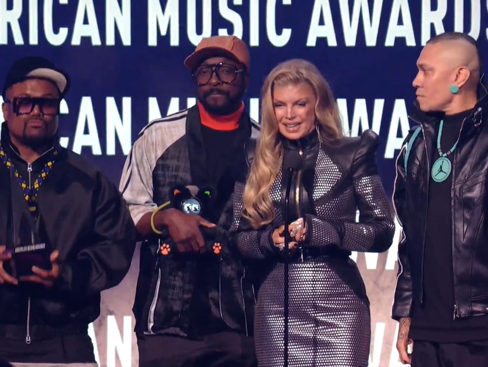 Fergie se reúne ao Black Eyed Peas para receber prêmio no American Music Awards 2026 — Foto: Reprodução CBS