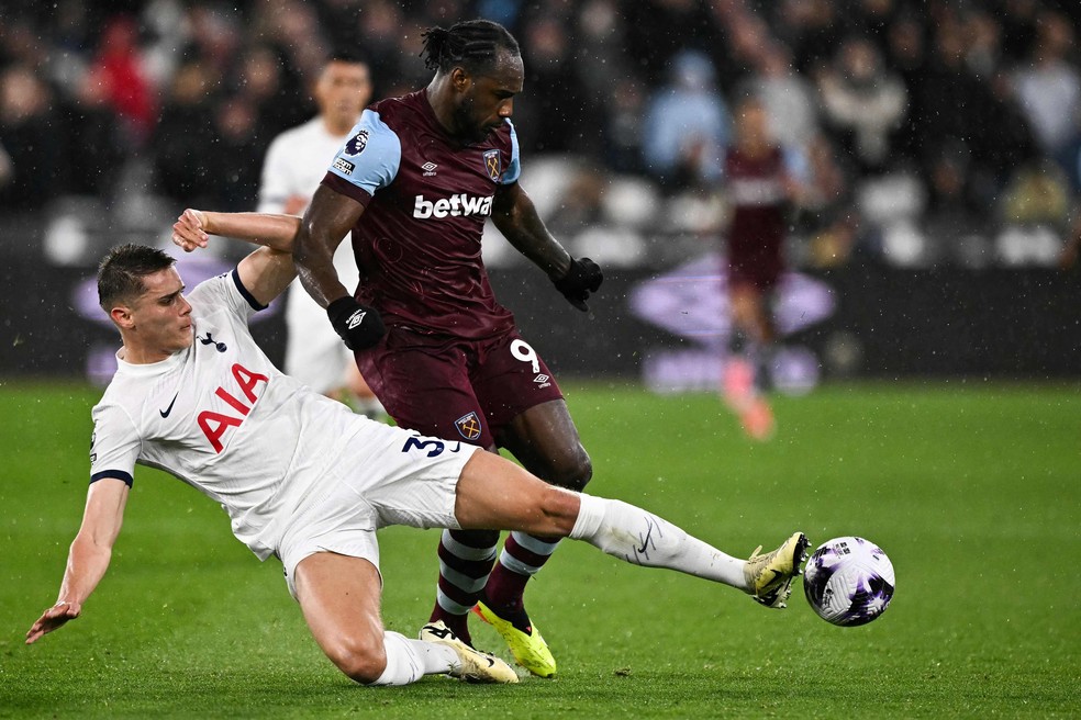 Tottenham Hotspur's Dutch defender #37 Micky van de Ven (L) tackles West Ham United's English midfielder #09 Michail Antonio during the English Premier League football match between West Ham United and Tottenham Hotspur at the London Stadium, in London on April 2, 2024. (Photo by Ben Stansall / AFP) / RESTRICTED TO EDITORIAL USE. No use with unauthorized audio, video, data, fixture lists, club/league logos or 'live' services. Online in-match use limited to 120 images. An additional 40 images may be used in extra time. No video emulation. Social media in-match use limited to 120 images. An additional 40 images may be used in extra time. No use in betting publications, games or single club/league/player publications. / &mdash; Foto: AFP