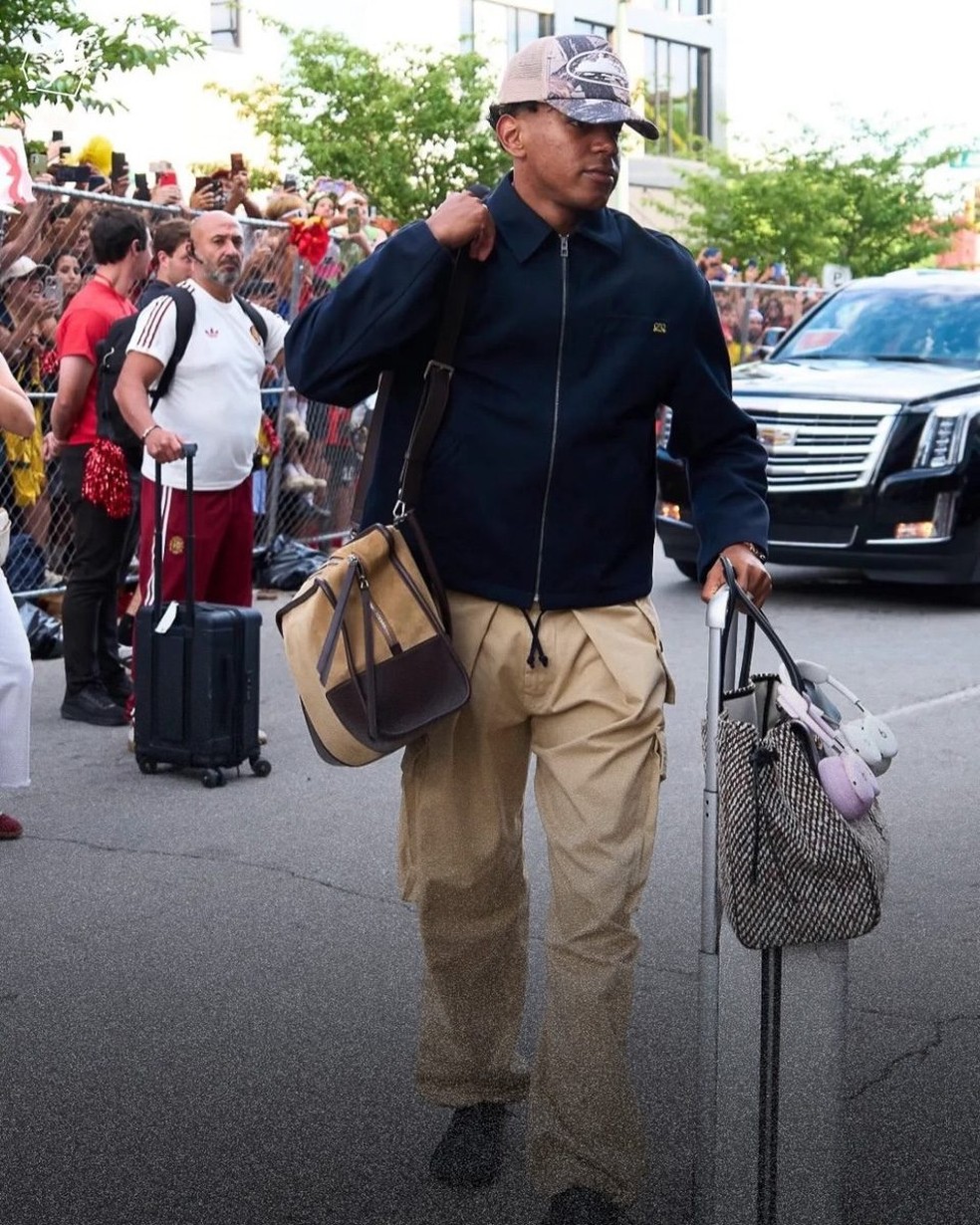 Yamal e sua Loewe XL Amazona 180 Bag in Suede — Foto: sefutbol