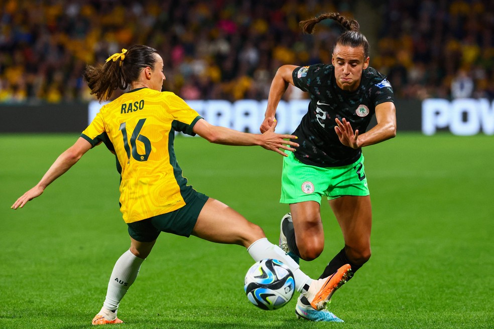 Hayley Raso com o la&ccedil;o amarelo no cabelo na partida contra a Nig&eacute;ria &mdash; Foto: Patrick Hamilton/AFP
