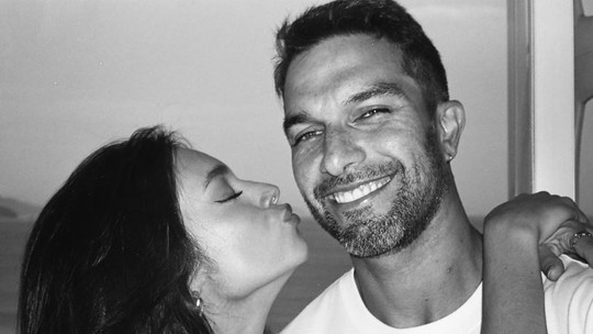 Engrenou! Irmão de Silva posta fotos de férias com o filho e a ex-BBB Alane e casal se declara na web