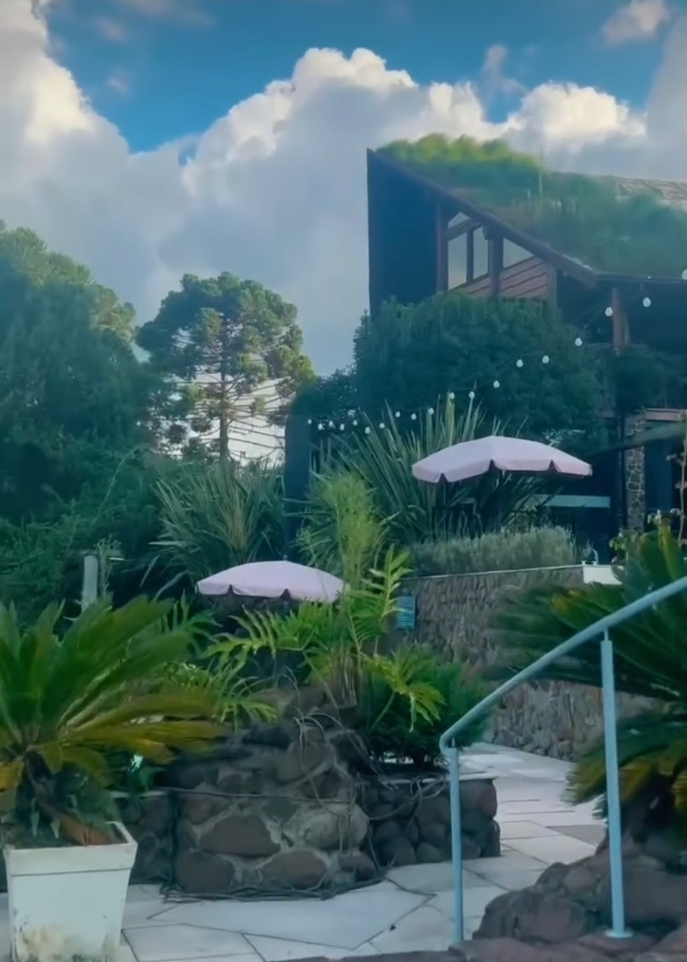 Lívia Andrade e ex-marido compraram hotel em SC — Foto: rep/ instagram