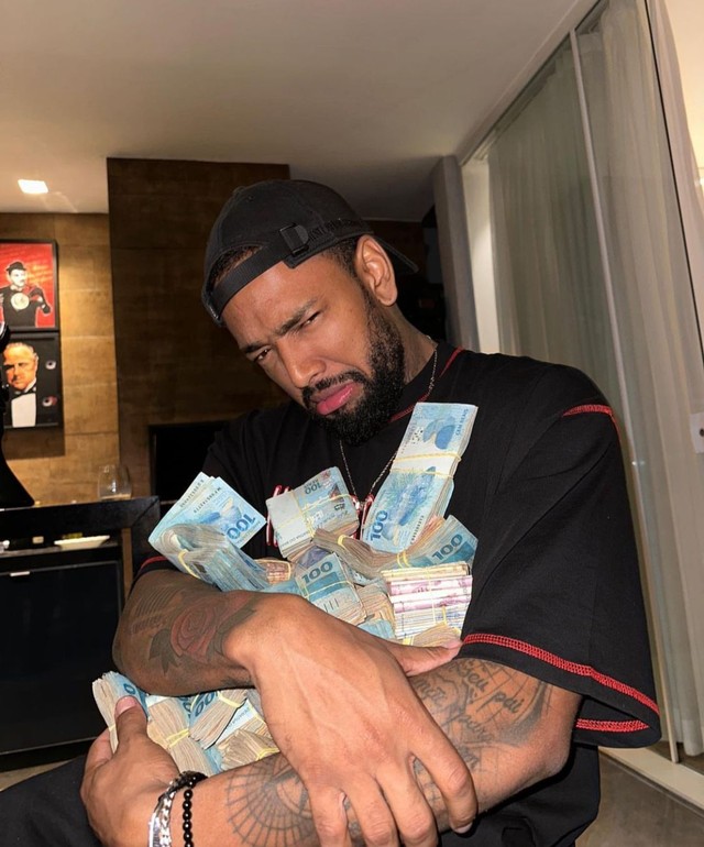 Nego do Borel festeja aniversário em Ibiza com champanhes de R$ 50 mil