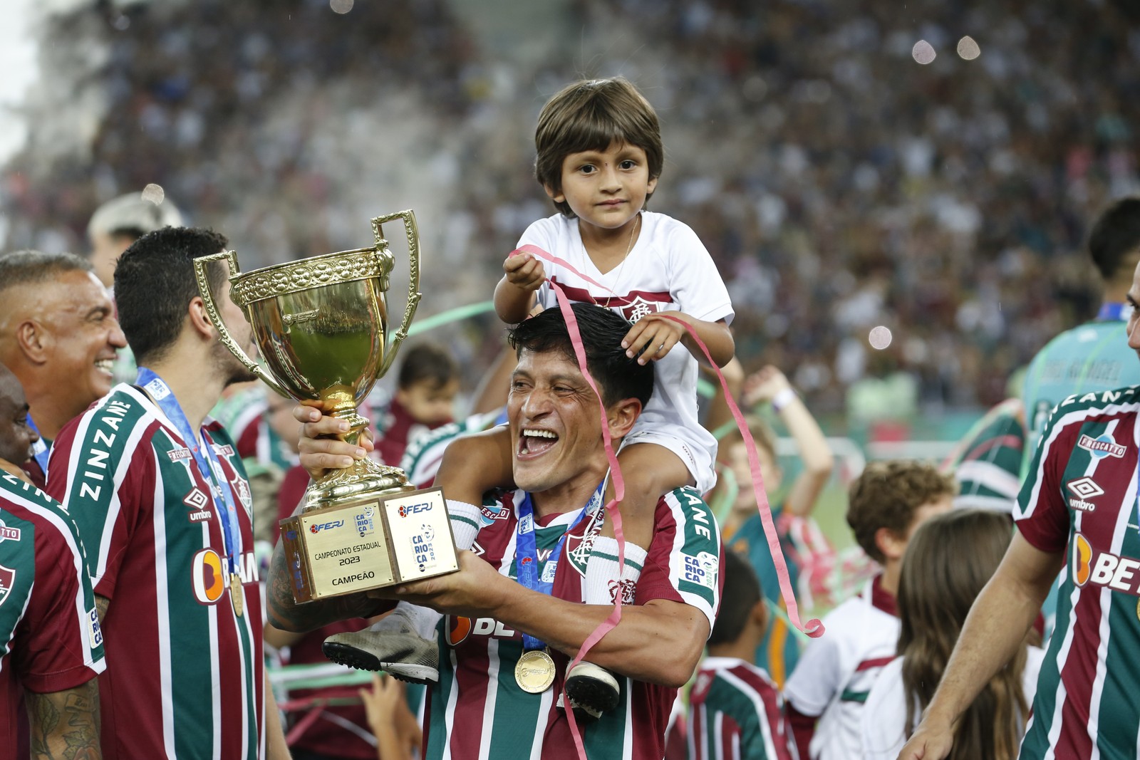 Cano comemora o título com seu filho Lorenzo — Foto: Guito Moreto / Agência O Globo