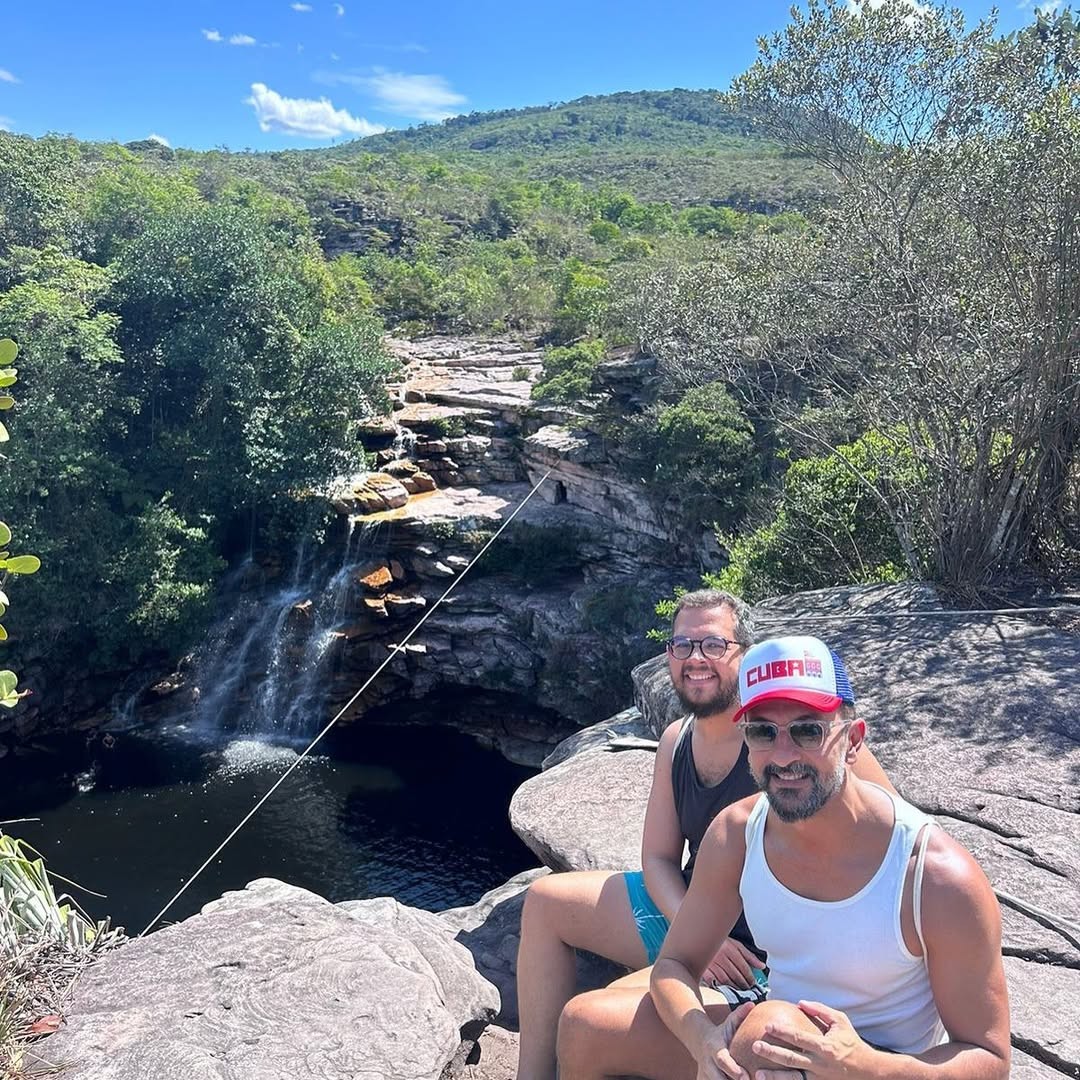 Irandhir Santos com o marido Roberto Efrem Filho — Foto: Reprodução/ Instagram