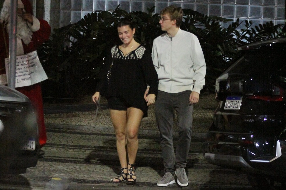 Joaquim Huck e a namorada, Manoela Esteves, curtem noite no Rio — Foto: extra