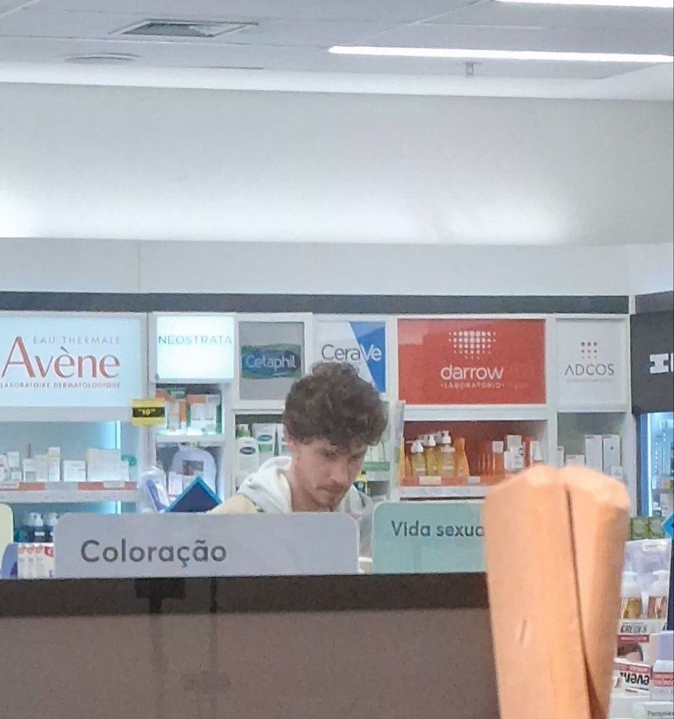 Shawn Mendes é flagrado em farmácia em São Paulo com Bruna Marquezine