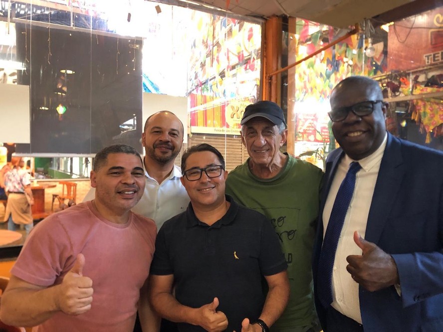 Vando Guarabira (camisa rosa) e Magno Queiroz (camisa azul) representantes da Feira de São Cristóvão com o cantor Fagner, o Diretor de operações da Light Rodrigo Brandão ( camisa branca ) e Raimundo Santa Rosa (de terno azul), ex-gerente da Light