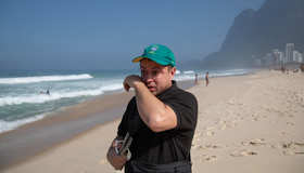 Filho revela que surfista vivia momento dif&iacute;cil antes de desaparecer no mar em S&atilde;o Conrado; fam&iacute;lia aguarda reconhecimento de corpo; v&iacute;deo