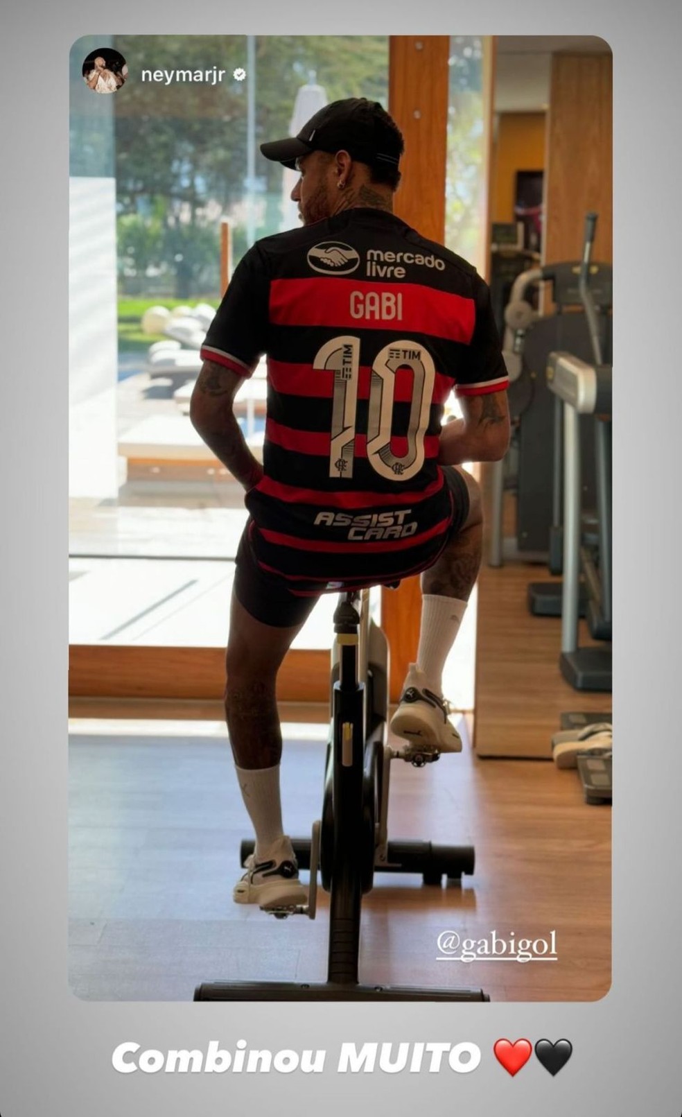 Neymar aparece usando blusa do Flamengo com nome de Gabigol &mdash; Foto: Reprodu&ccedil;&atilde;o/Instagram