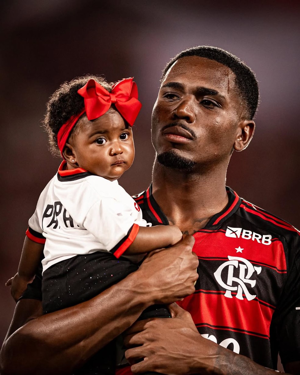 Evertton Araujo, do Flamengo, com a filha — Foto: Reprodução/Instagram