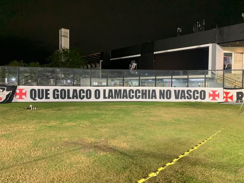 Torcida do Vasco ergue faixa em São Januário exaltando negociação da SAF: 'Que golaço o Lamacchia'