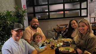 Intérprete da Narcisa, do Programa Eliana, Tiago Barnabé posa com família — Foto: Reprodução/ Instagram