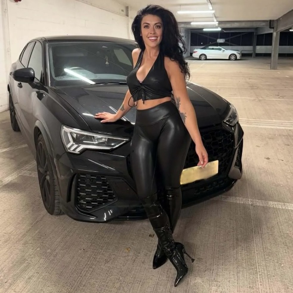 Lola Sharp exibe carro comprado com dinheiro dado por dominados por ela — Foto: Reprodução/Instagram