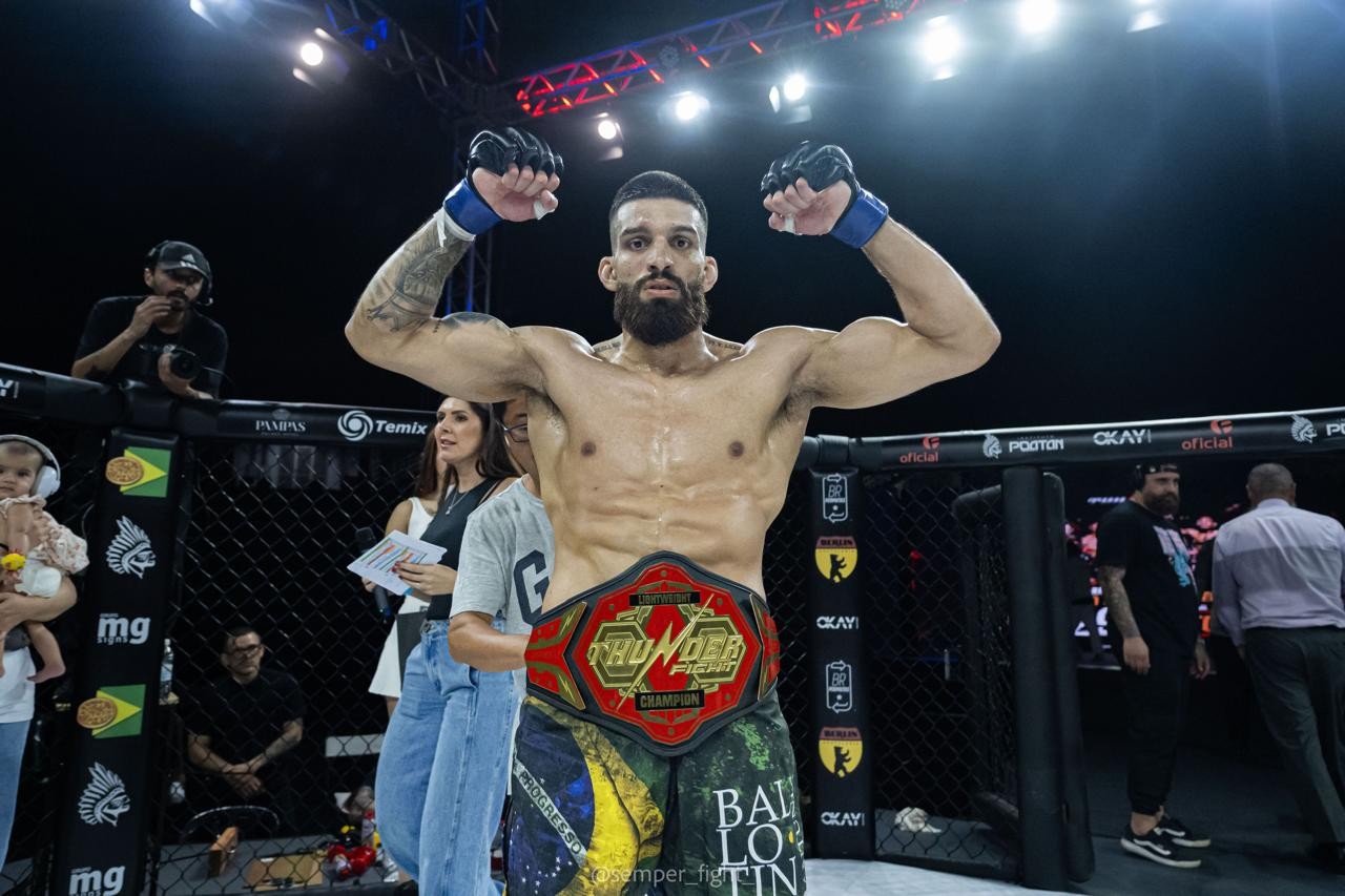 Matheus Rocha nocauteia no primeiro round e conquista cinturão no Thunder Fight 55 - QTU Questões do Universo