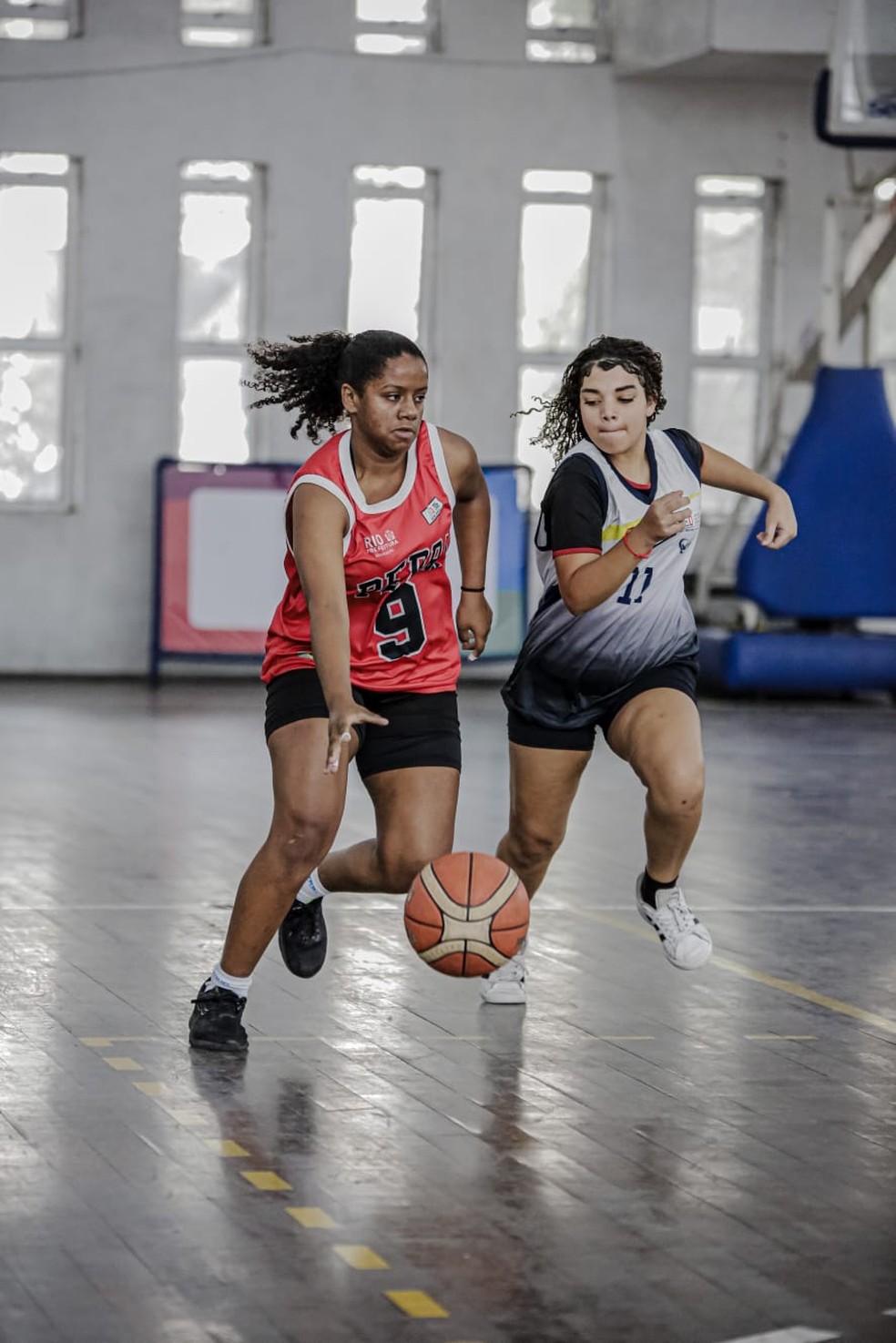 Alunas dos GEOs Reverendo Martin Luther King (de vermelho) e Doutor Socrates disputam a bola no sub-15 feminino — Foto: Lana Costa