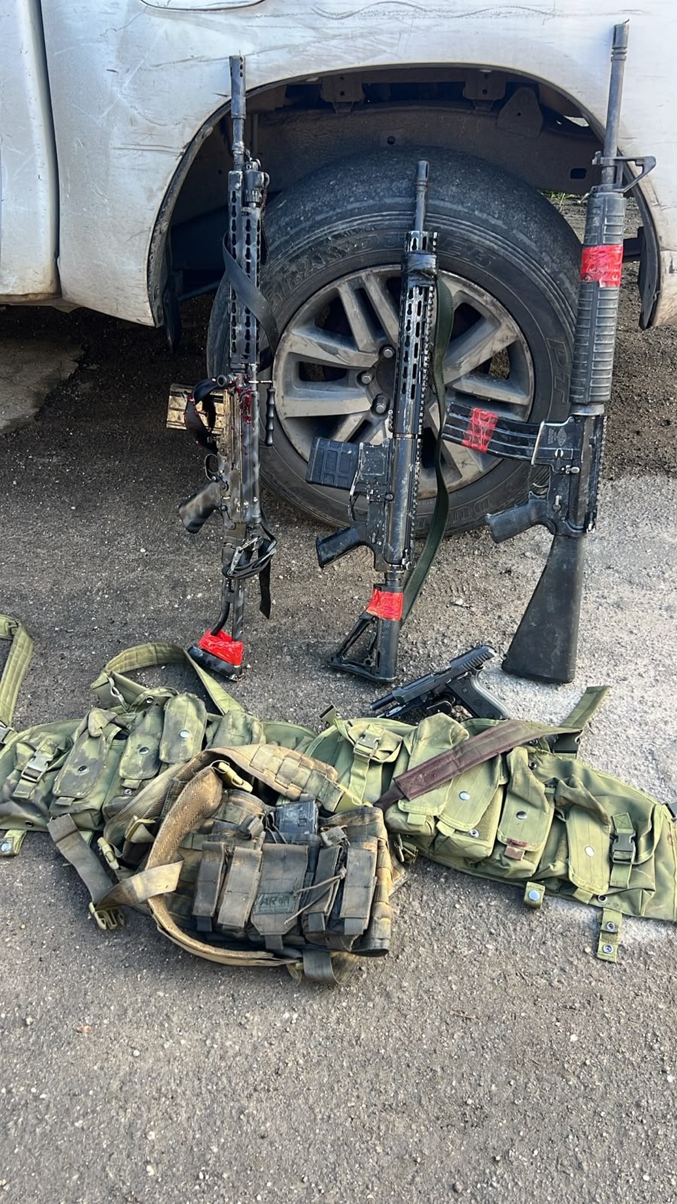 Quatro fuzis, uma pistola e duas granadas foram apreendidos pela PM durante operações em Caxias — Foto: Divulgação/PM
