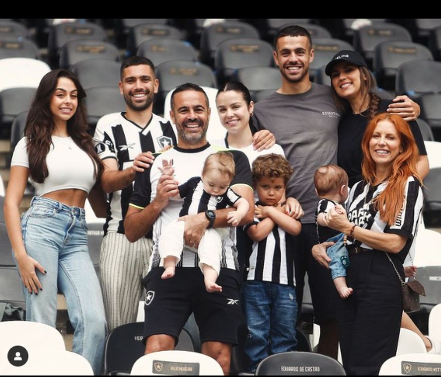 Técnico do Botafogo, Artur Jorge reúne a família em treino no Nilton Santos