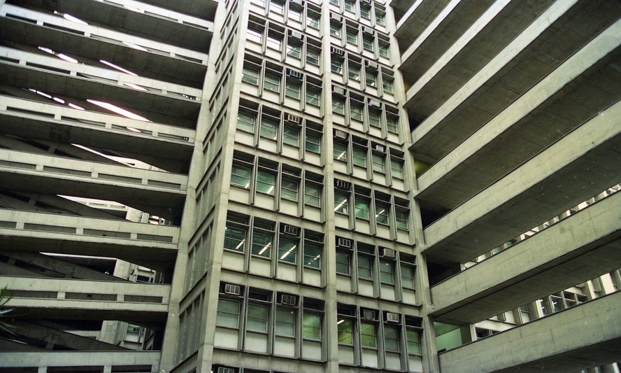 Servidores técnico-administrativos da Uerj aprovam saída do estado de greve