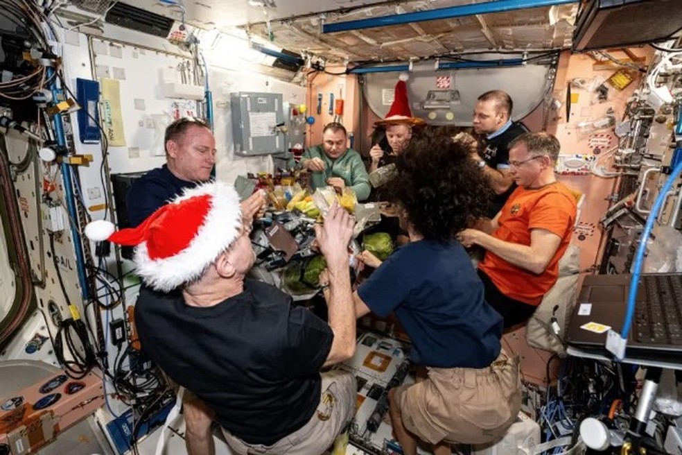 Imagens natalinas de astronautas 'presos no espaço' disparam teoria da conspiração — Foto: Reprodução/Nasa