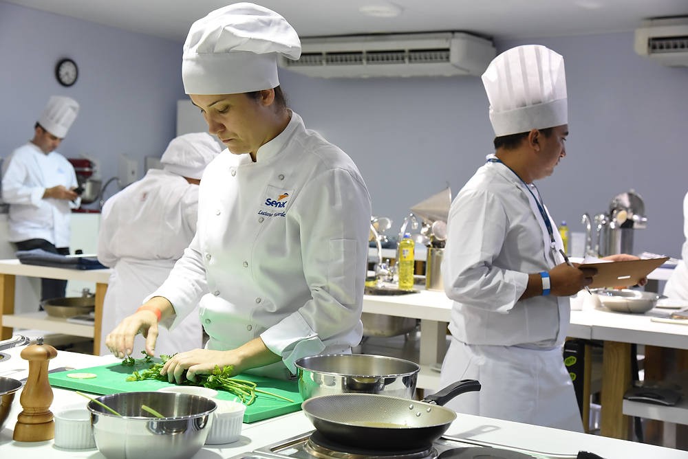 Senac RJ lança cursos gratuitos de gastronomia com bolsas de até R$ 1 mil por mês