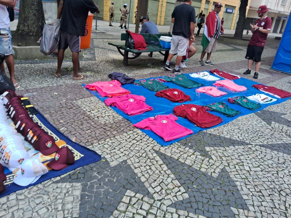 Camisas do Flu são vendidas a partir de R$ 60 — Foto: Isabella Cardoso