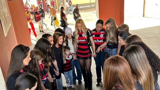 União e Fé: Círculo Íntimo de Jogadores do Flamengo Reza por Título Histórico