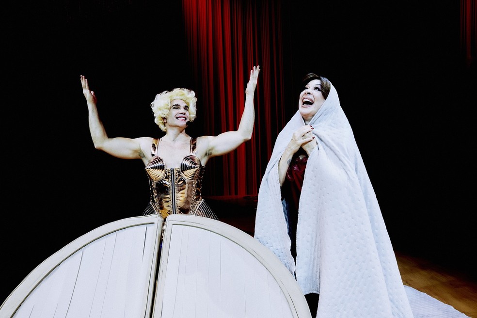 Jarbas Homem de Mello e Claudia Raia na peça "Cenas da menopausa" — Foto: Renam Christofoletti/Divulgação