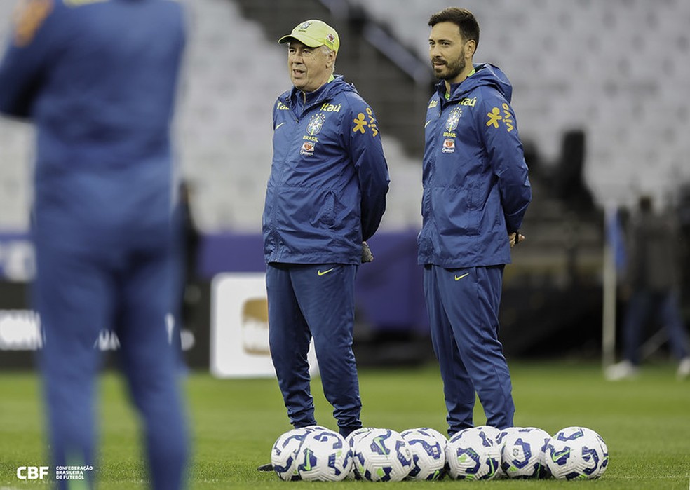 Carlo Ancelotti ao lado do filho Davide, seu auxiliar na seleção: técnico completa 66 anos no dia do jogo contra o Paraguai — Foto: Rafael Ribeiro/CBF