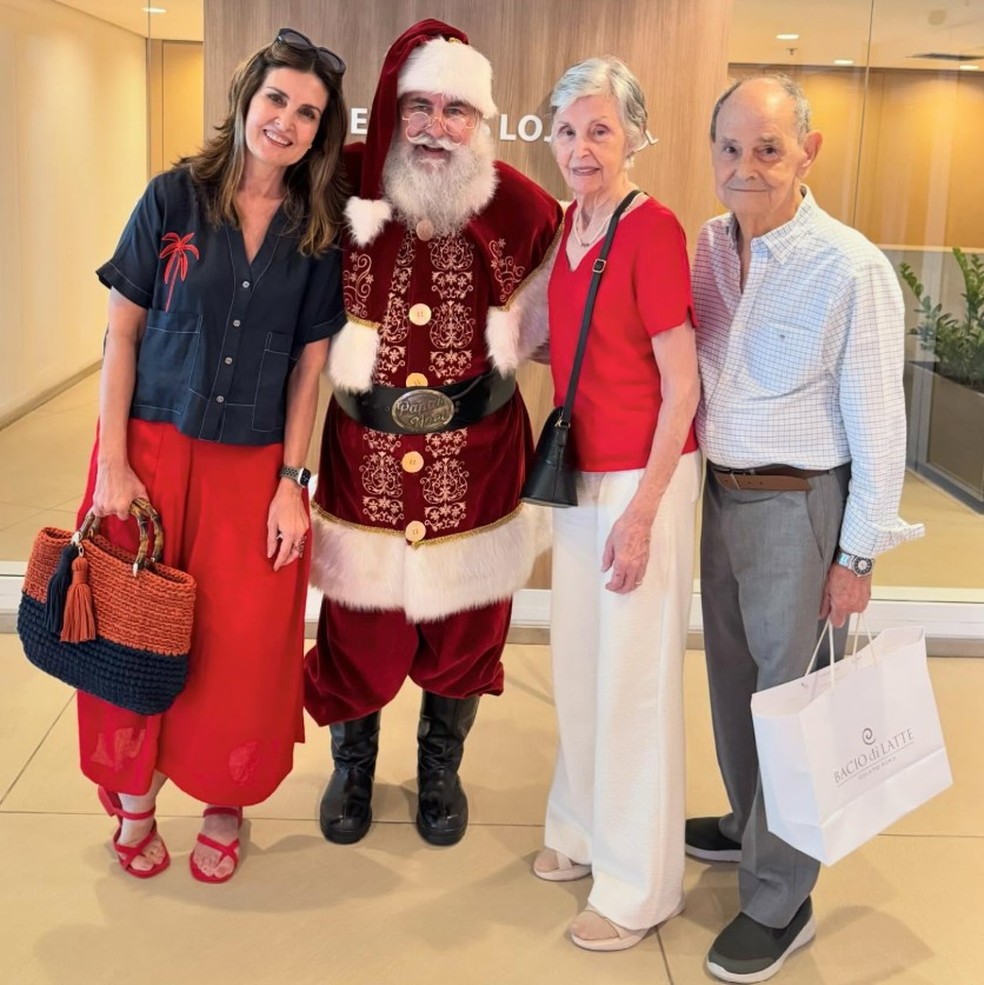 Fátima Bernardes revela 'mistério' em foto com os pais — Foto: Reprodução/Instagram