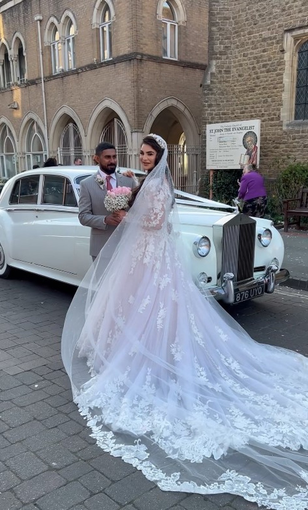 A britânica Soudi e o milionário Jamal Al Nadak, de Dubai, casam-se na Inglaterra — Foto: Reprodução/Instagram