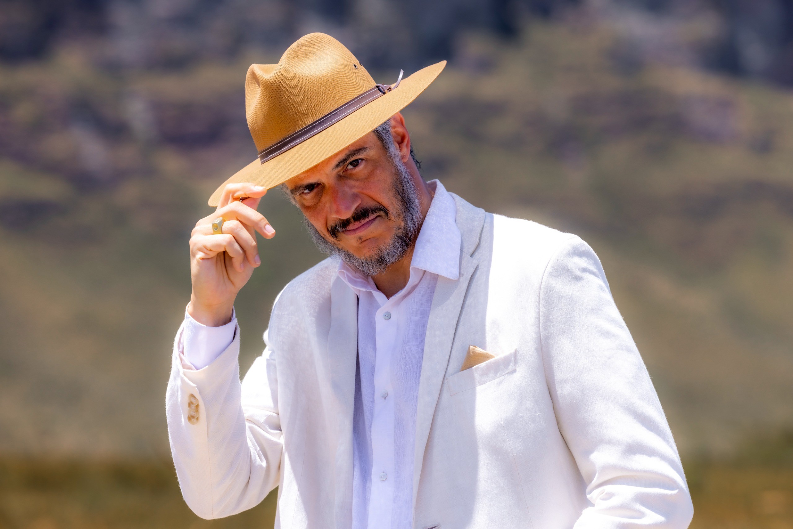 Mateus Solano surge em foto exclusiva como protagonista de ‘Lá na minha terra’, próxima novela das seis