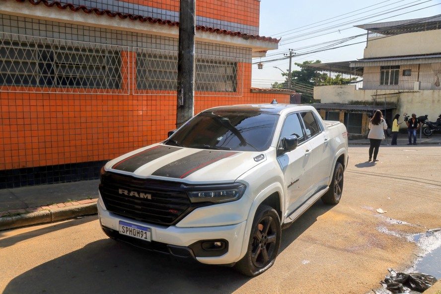 Carro em que Daniel Patrício Oliveira, de 29 anos, foi morto a tiros na Pavuna