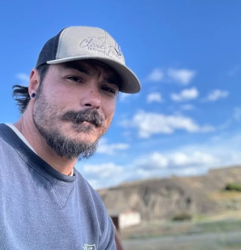 Travis Decker fugiu após a morte das três filhas — Foto: Reprodução/Facebook