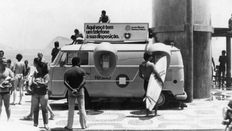 Ipanema, 1983: orelhão volante da Telerj montado em Kombi   — Foto:  Lucio Marreiro/08.01.1983