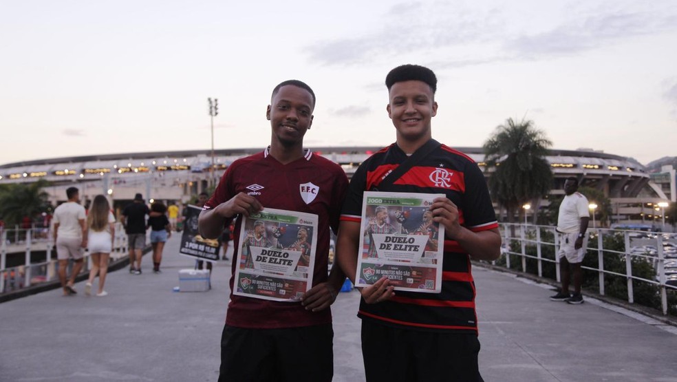 Os amigos Luiz Eduardo Morris, estudante de 22 anos (D), e o auxiliar geral Matthews Marinho, 26 — Foto: Júlia Aguiar/ O GLOBO