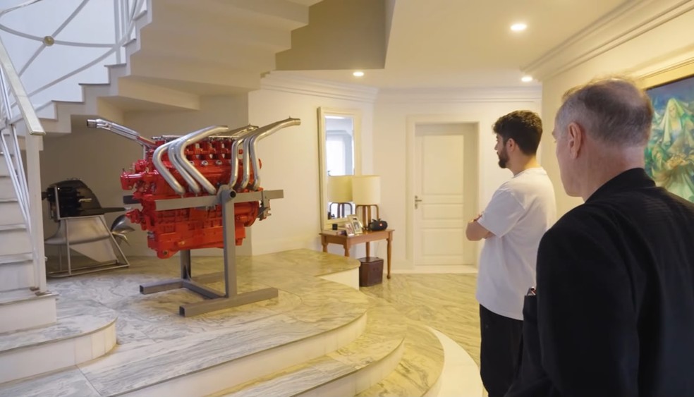 A escultura com motor de Lamborghini na sala de Eike Batista &mdash; Foto: Reprodu&ccedil;&atilde;o/YouTube