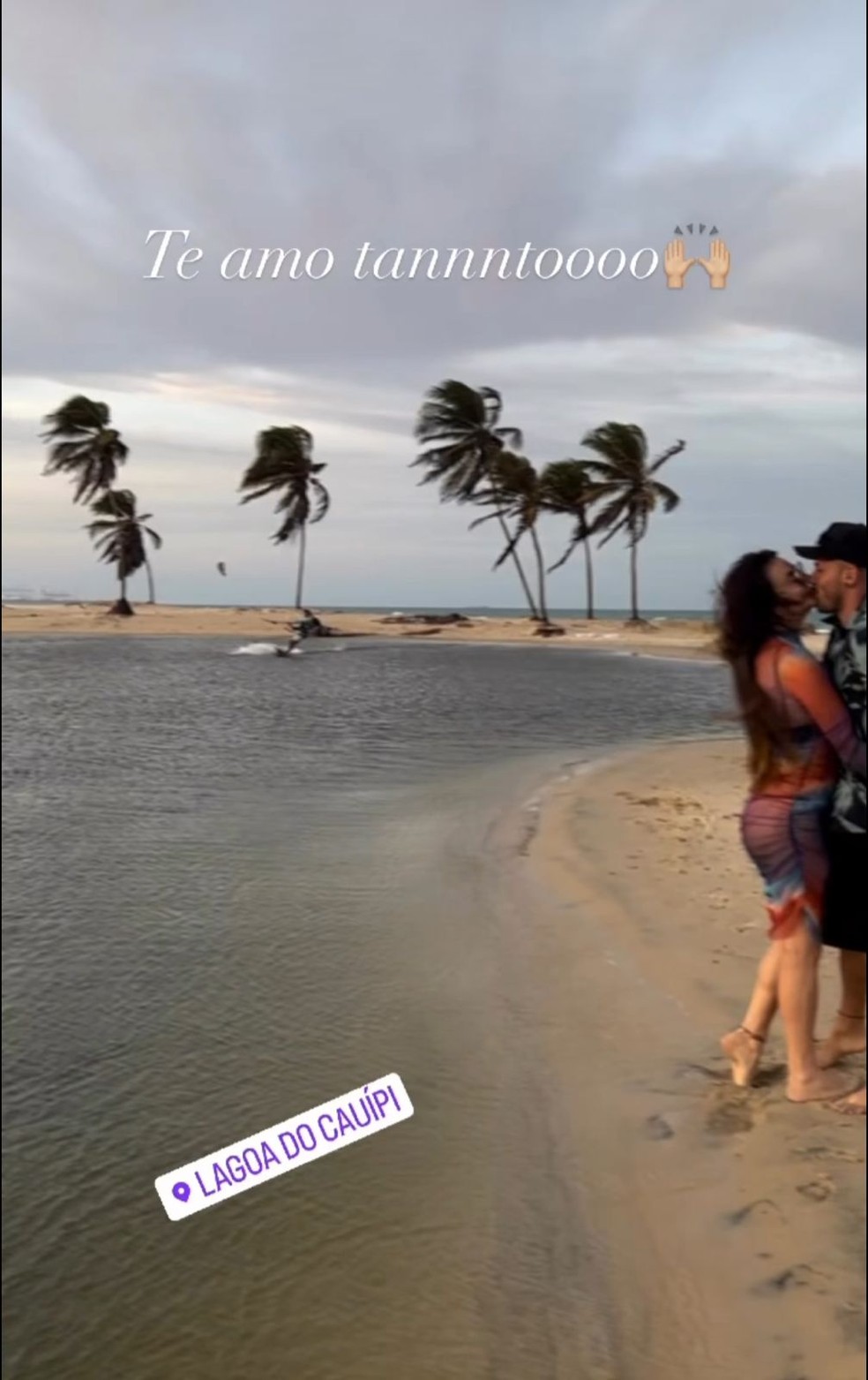 Mãe de Isis Valverde beija e se declara para novo namorado universitário — Foto: Instagram