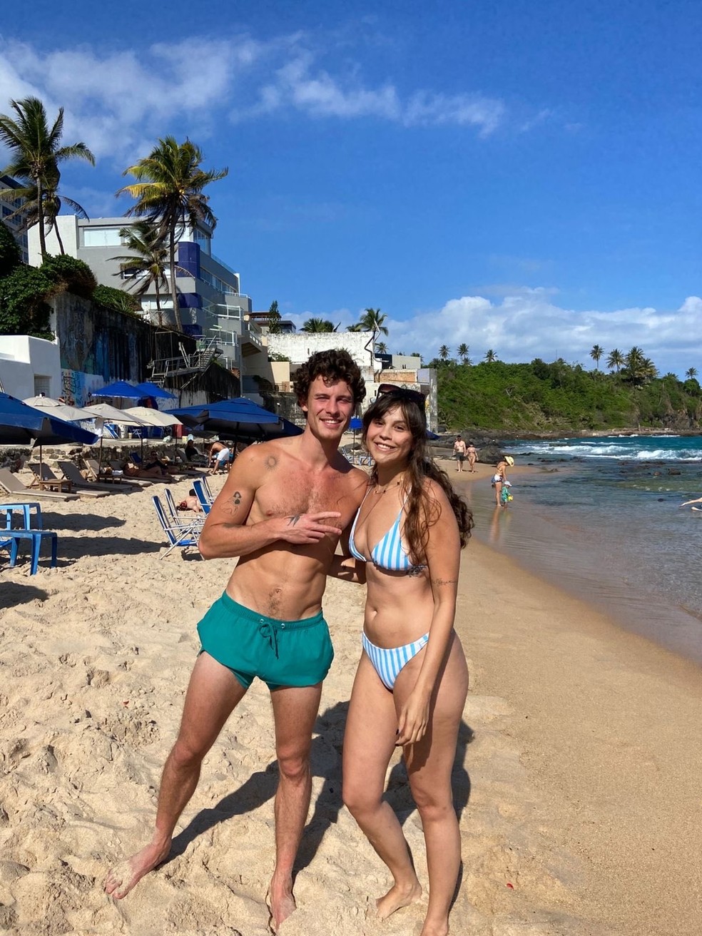 Shawn Mendes volta para Salvador e posa com fãs na praia — Foto: Reprodução/Instagram