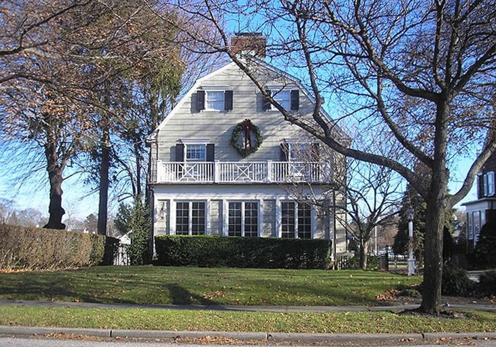 A casa em Amityville, Nova York, que inspirou filmes e s&eacute;ries de terror &mdash; Foto: Reprodu&ccedil;&atilde;o