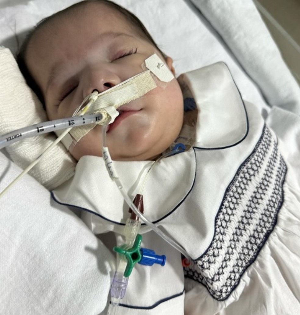 Filho de Z&eacute; Vaqueiro, Arthur foi batizado no hospital &mdash; Foto: Reprodu&ccedil;&atilde;o/Instagram
